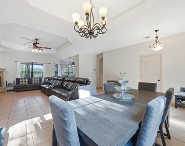 104 Cowal Dr N - Photo Thumbnail 5