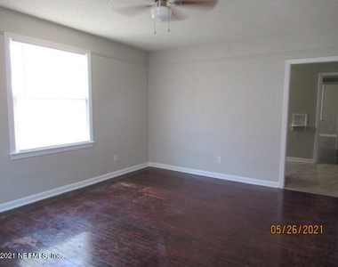 539 W 23rd Street - Photo Thumbnail 5