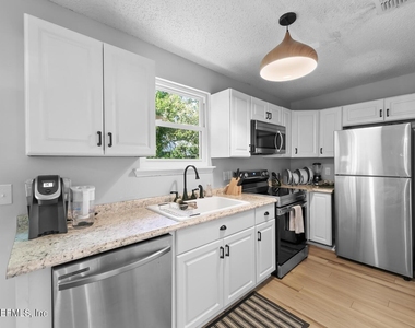 7714 Greenwich Court W - Photo Thumbnail 9