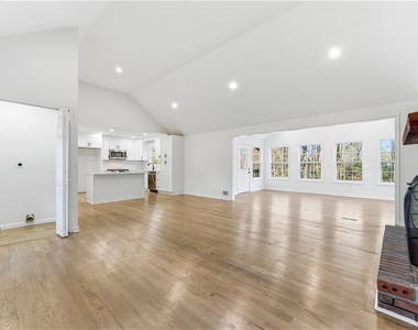 1715 Crestline Drive Ne - Photo Thumbnail 3