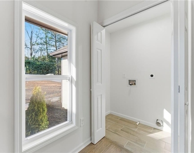 1715 Crestline Drive Ne - Photo Thumbnail 6