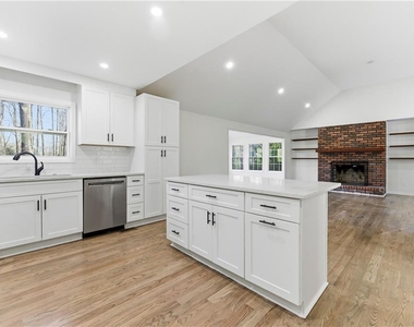 1715 Crestline Drive Ne - Photo Thumbnail 10