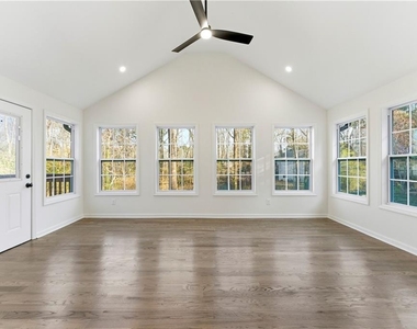 1715 Crestline Drive Ne - Photo Thumbnail 7