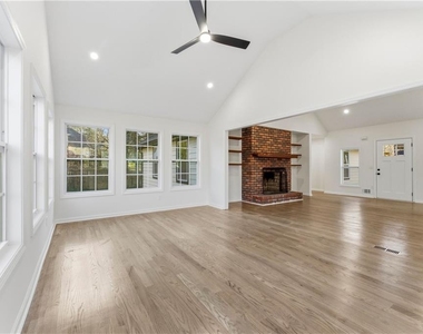 1715 Crestline Drive Ne - Photo Thumbnail 8