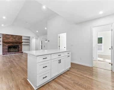 1715 Crestline Drive Ne - Photo Thumbnail 11
