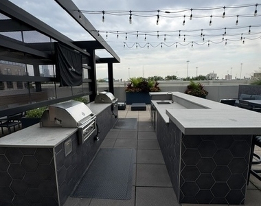 504 N Green Street - Photo Thumbnail 3