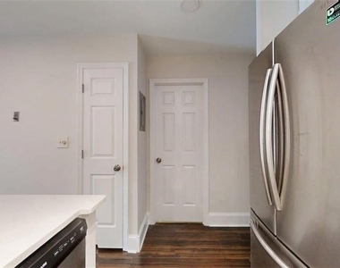 300 Johnson Ferry Road Ne - Photo Thumbnail 5