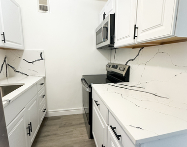 2606 W Balmoral Avenue - Photo Thumbnail 5