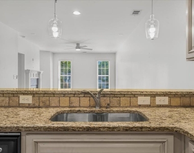 2360 Logan Circle Ne - Photo Thumbnail 16