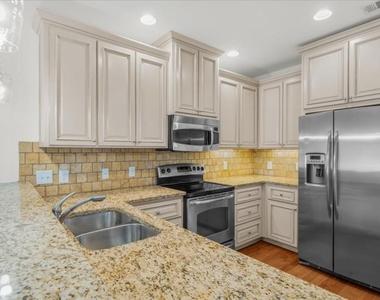 2360 Logan Circle Ne - Photo Thumbnail 12