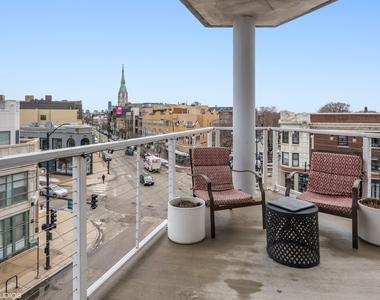 3110 N Greenview Avenue - Photo Thumbnail 10