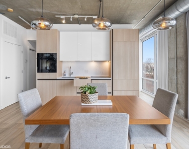 3110 N Greenview Avenue - Photo Thumbnail 3