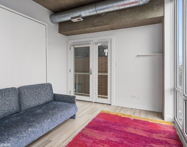 3110 N Greenview Avenue - Photo Thumbnail 9
