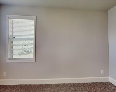 6945 Daylily Lane - Photo Thumbnail 12