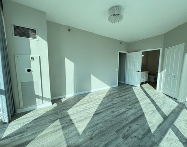 757 N Orleans Street - Photo Thumbnail 8