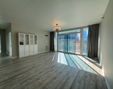 757 N Orleans Street - Photo Thumbnail 4