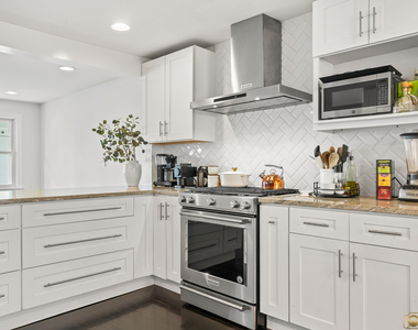 204 E Dickens Avenue - Photo Thumbnail 3