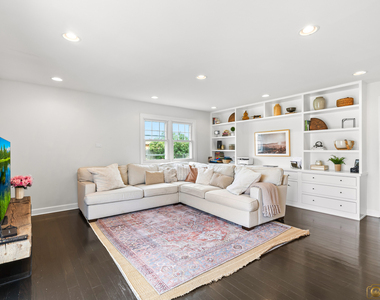 204 E Dickens Avenue - Photo Thumbnail 10