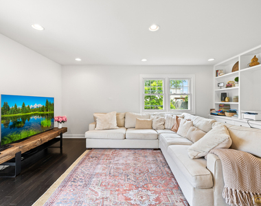 204 E Dickens Avenue - Photo Thumbnail 7