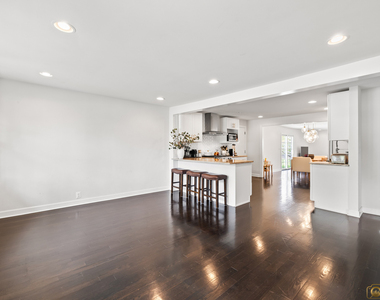 204 E Dickens Avenue - Photo Thumbnail 1