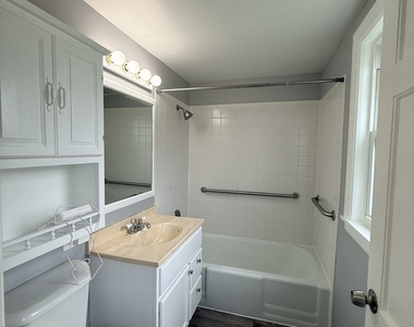 304 Hyde Park Avenue - Photo Thumbnail 5