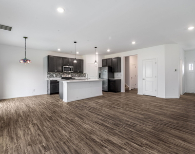 1024 Moraine Drive - Photo Thumbnail 2