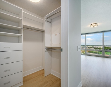 9715 Woods Drive - Photo Thumbnail 12