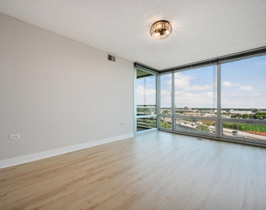 9715 Woods Drive - Photo Thumbnail 11