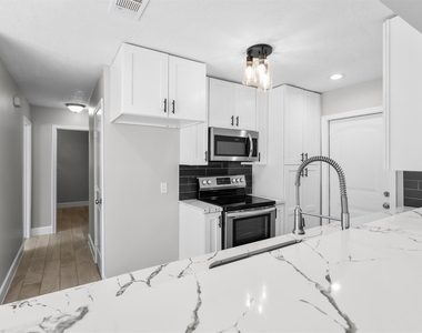 909 Stewart Street - Photo Thumbnail 8