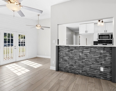 909 Stewart Street - Photo Thumbnail 5