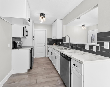 909 Stewart Street - Photo Thumbnail 9