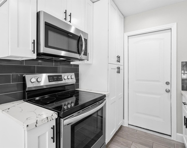 909 Stewart Street - Photo Thumbnail 11