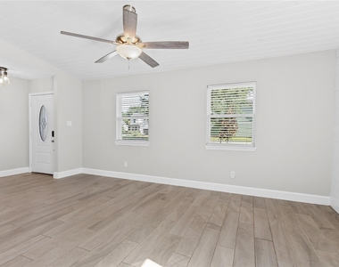 909 Stewart Street - Photo Thumbnail 4