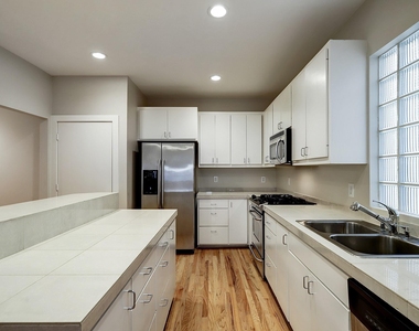 425 W 26th Street - Photo Thumbnail 6