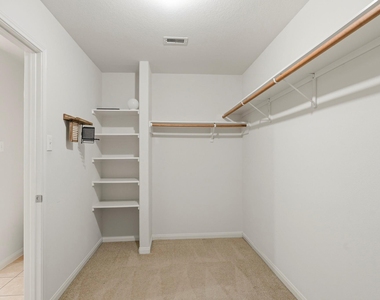 6910 Clover Walk Lane - Photo Thumbnail 8