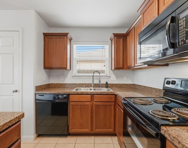 6910 Clover Walk Lane - Photo Thumbnail 3
