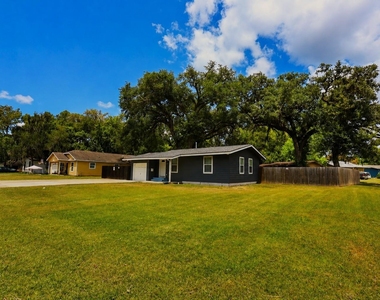 207 Jasmine Street - Photo Thumbnail 1