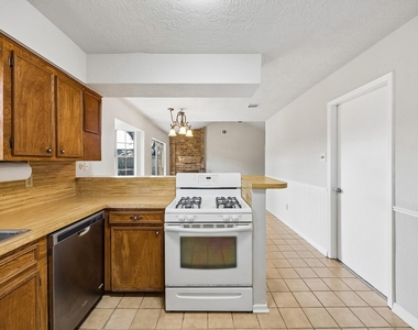 1605 Cypress Hollow Street - Photo Thumbnail 14