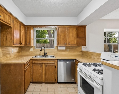 1605 Cypress Hollow Street - Photo Thumbnail 13