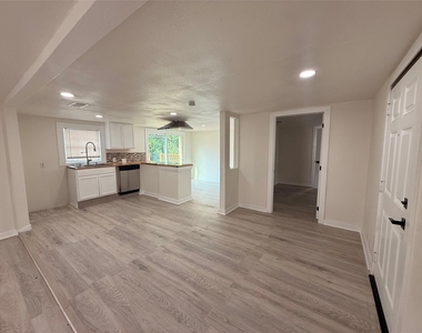 912 E 20th Street - Photo Thumbnail 5