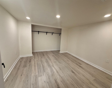 912 E 20th Street - Photo Thumbnail 4