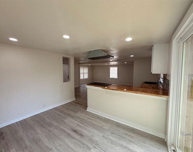 912 E 20th Street - Photo Thumbnail 1