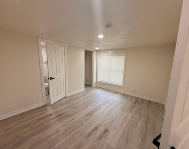912 E 20th Street - Photo Thumbnail 7