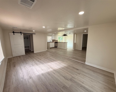 912 E 20th Street - Photo Thumbnail 2