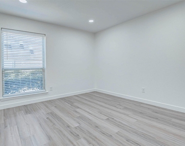 7555 Katy Freeway - Photo Thumbnail 7