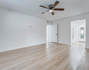 7555 Katy Freeway - Photo Thumbnail 14