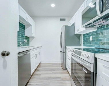 7555 Katy Freeway - Photo Thumbnail 4