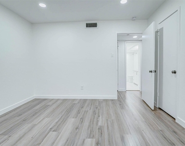 7555 Katy Freeway - Photo Thumbnail 9