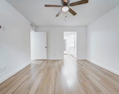 7555 Katy Freeway - Photo Thumbnail 15