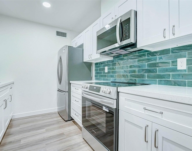 7555 Katy Freeway - Photo Thumbnail 5